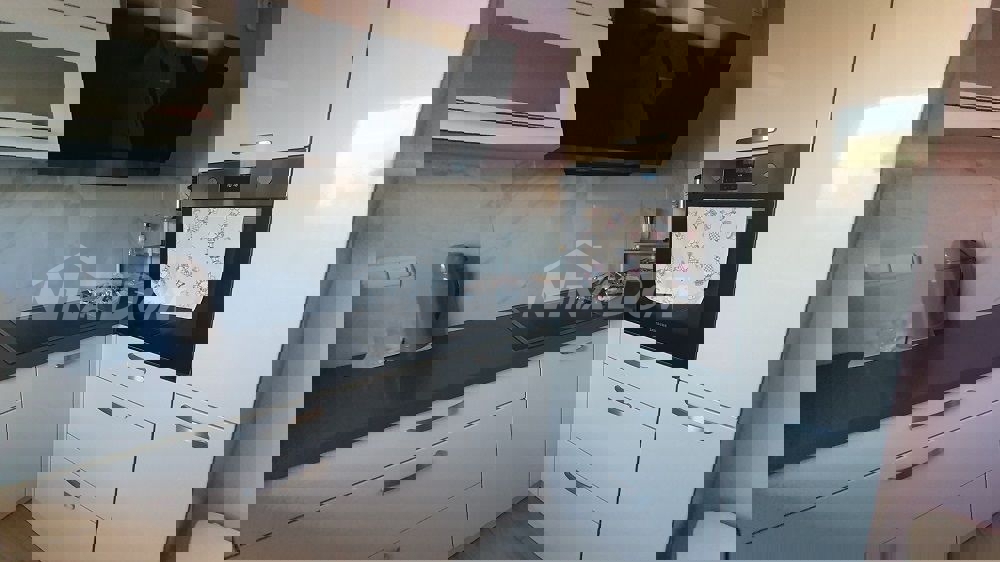 Casa a un piano con galleria, garage e cantina con uno splendido giardino.