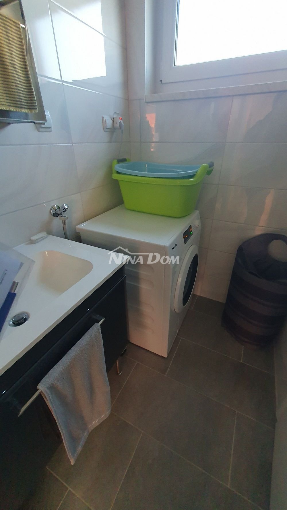 Casa a un piano con galleria, garage e cantina con uno splendido giardino.