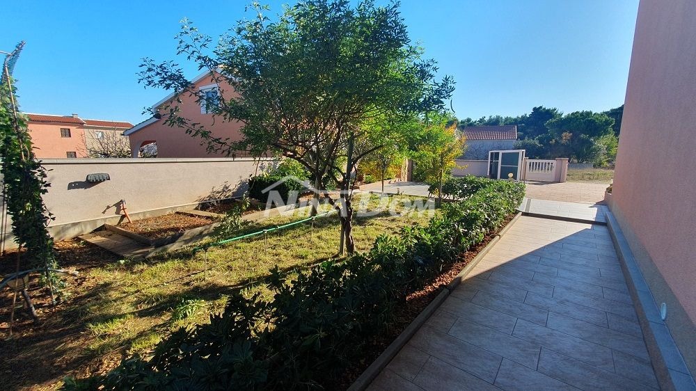 Casa a un piano con galleria, garage e cantina con uno splendido giardino.