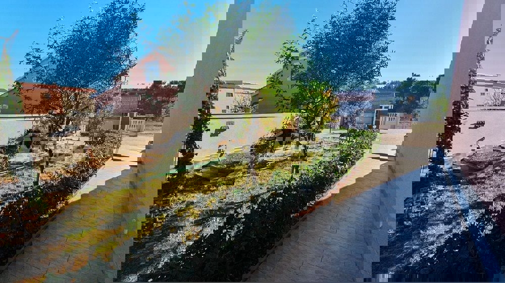 Casa a un piano con galleria, garage e cantina con uno splendido giardino.