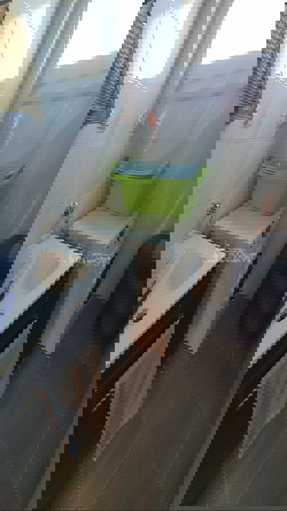 Casa a un piano con galleria, garage e cantina con uno splendido giardino.