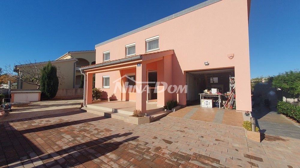 Casa a un piano con galleria, garage e cantina con uno splendido giardino.