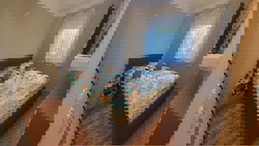 Casa a un piano con galleria, garage e cantina con uno splendido giardino.