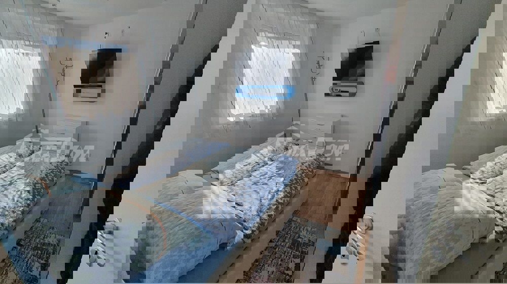 Casa a un piano con galleria, garage e cantina con uno splendido giardino.