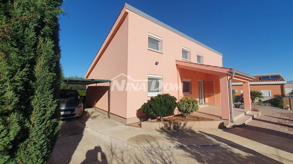 Casa a un piano con galleria, garage e cantina con uno splendido giardino.