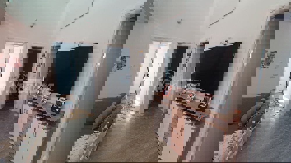 Casa a un piano con galleria, garage e cantina con uno splendido giardino.