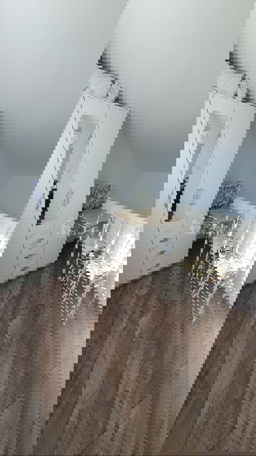 Casa a un piano con galleria, garage e cantina con uno splendido giardino.