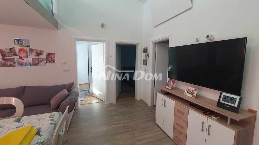 Casa a un piano con galleria, garage e cantina con uno splendido giardino.