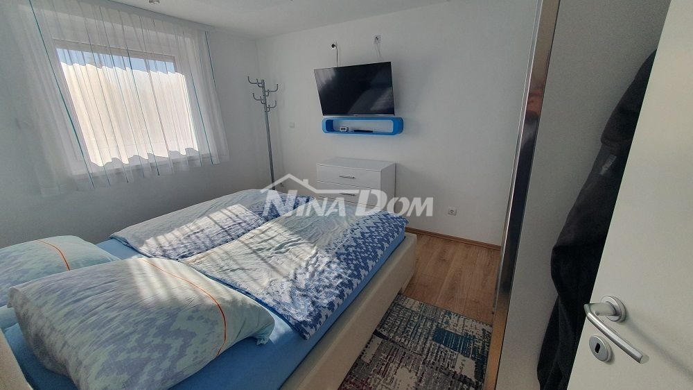 Casa a un piano con galleria, garage e cantina con uno splendido giardino.