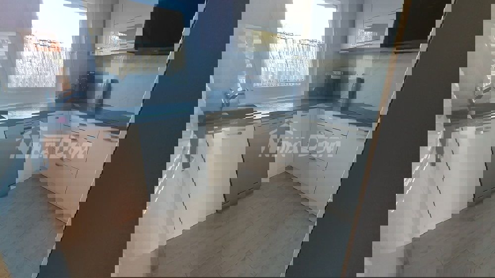 Casa a un piano con galleria, garage e cantina con uno splendido giardino.