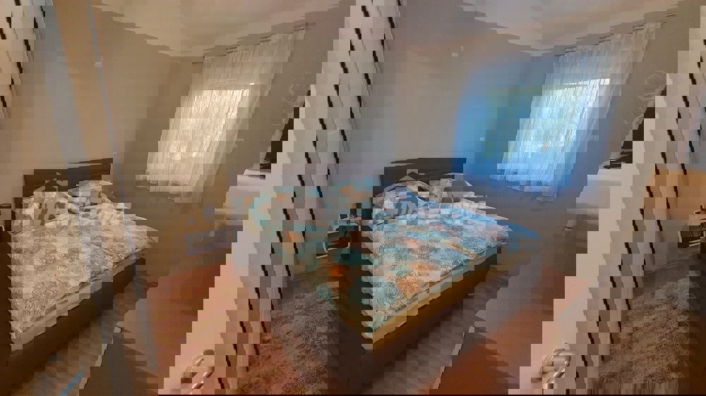 Casa a un piano con galleria, garage e cantina con uno splendido giardino.