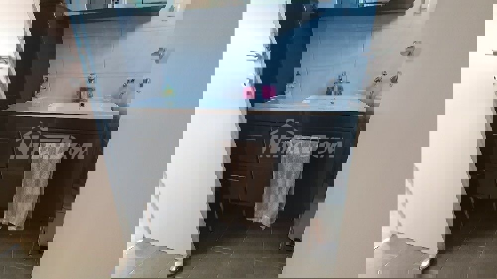 Casa a un piano con galleria, garage e cantina con uno splendido giardino.