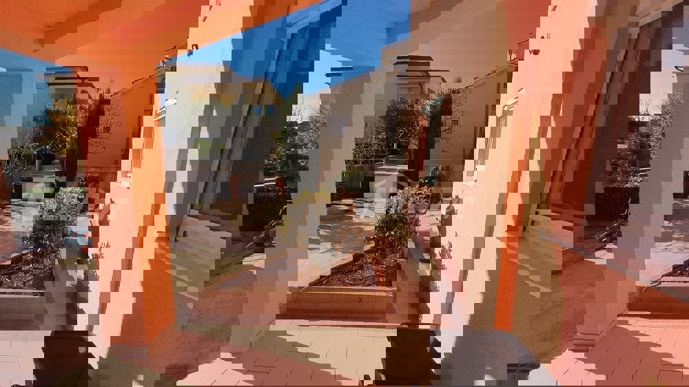 Casa a un piano con galleria, garage e cantina con uno splendido giardino.