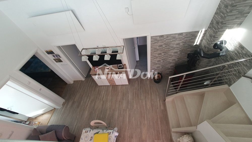 Casa a un piano con galleria, garage e cantina con uno splendido giardino.