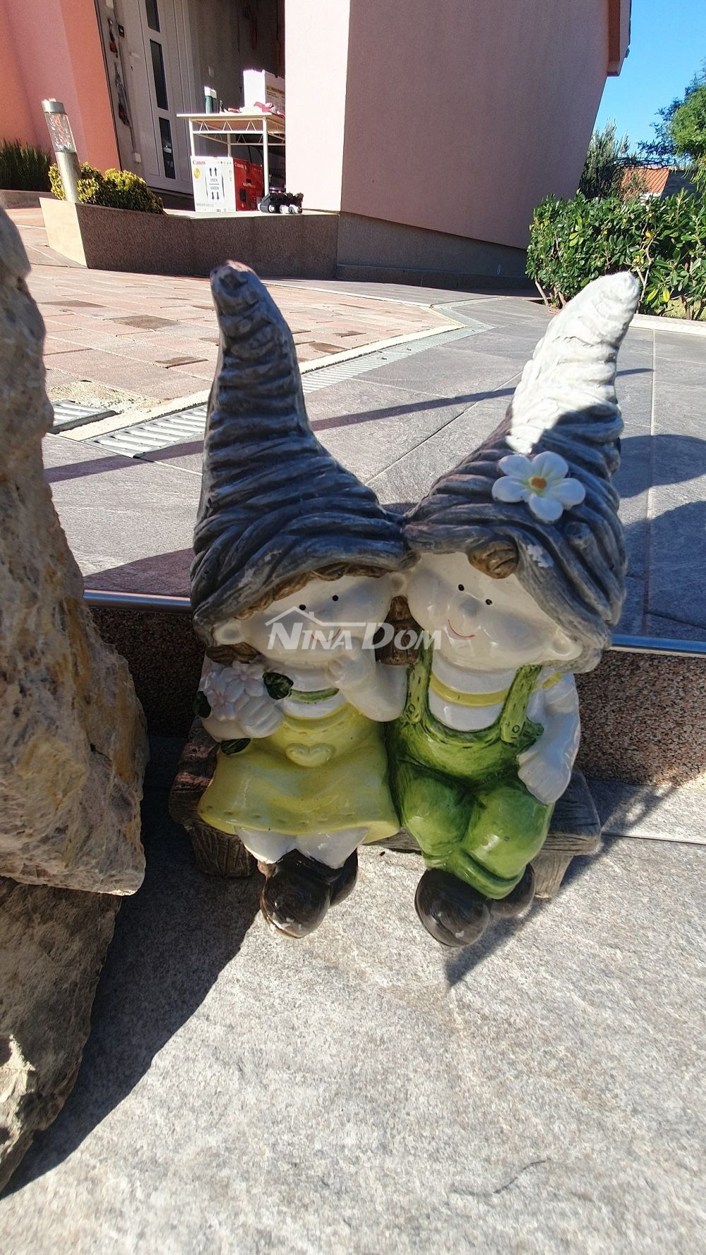 Casa a un piano con galleria, garage e cantina con uno splendido giardino.