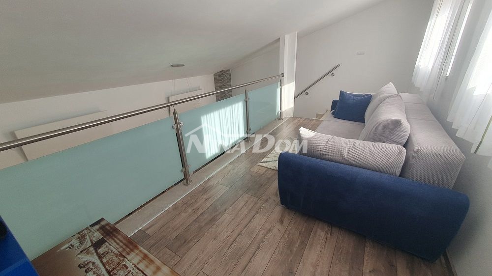 Casa a un piano con galleria, garage e cantina con uno splendido giardino.