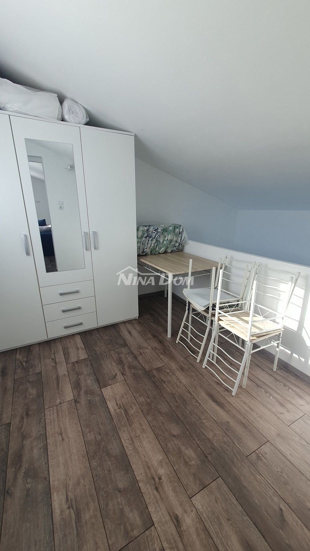 Casa a un piano con galleria, garage e cantina con uno splendido giardino.