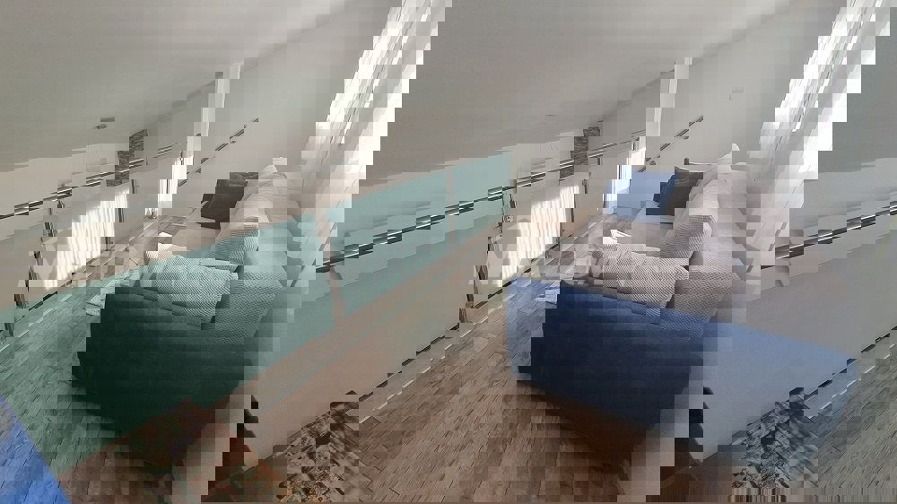 Casa a un piano con galleria, garage e cantina con uno splendido giardino.