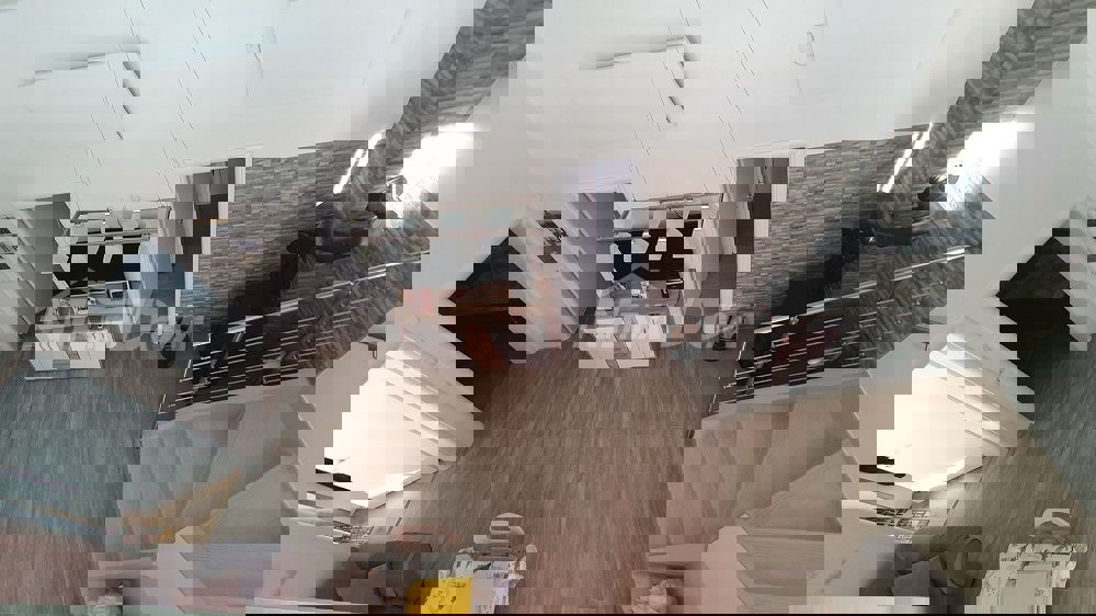 Casa a un piano con galleria, garage e cantina con uno splendido giardino.