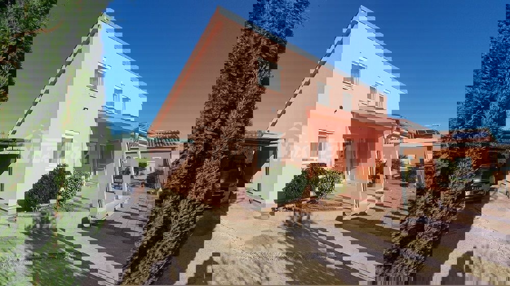 Casa a un piano con galleria, garage e cantina con uno splendido giardino.