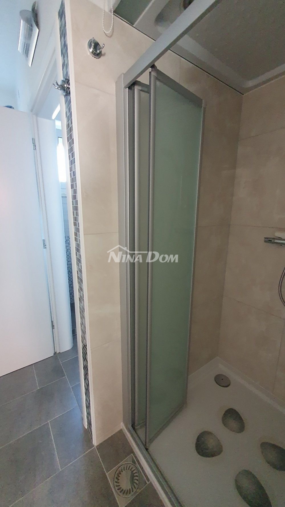 Casa a un piano con galleria, garage e cantina con uno splendido giardino.