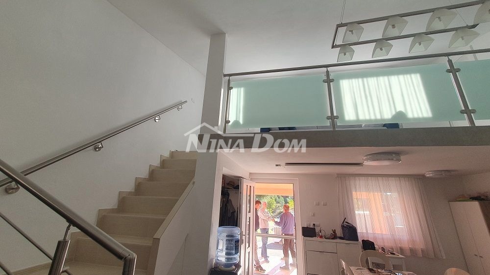 Casa a un piano con galleria, garage e cantina con uno splendido giardino.