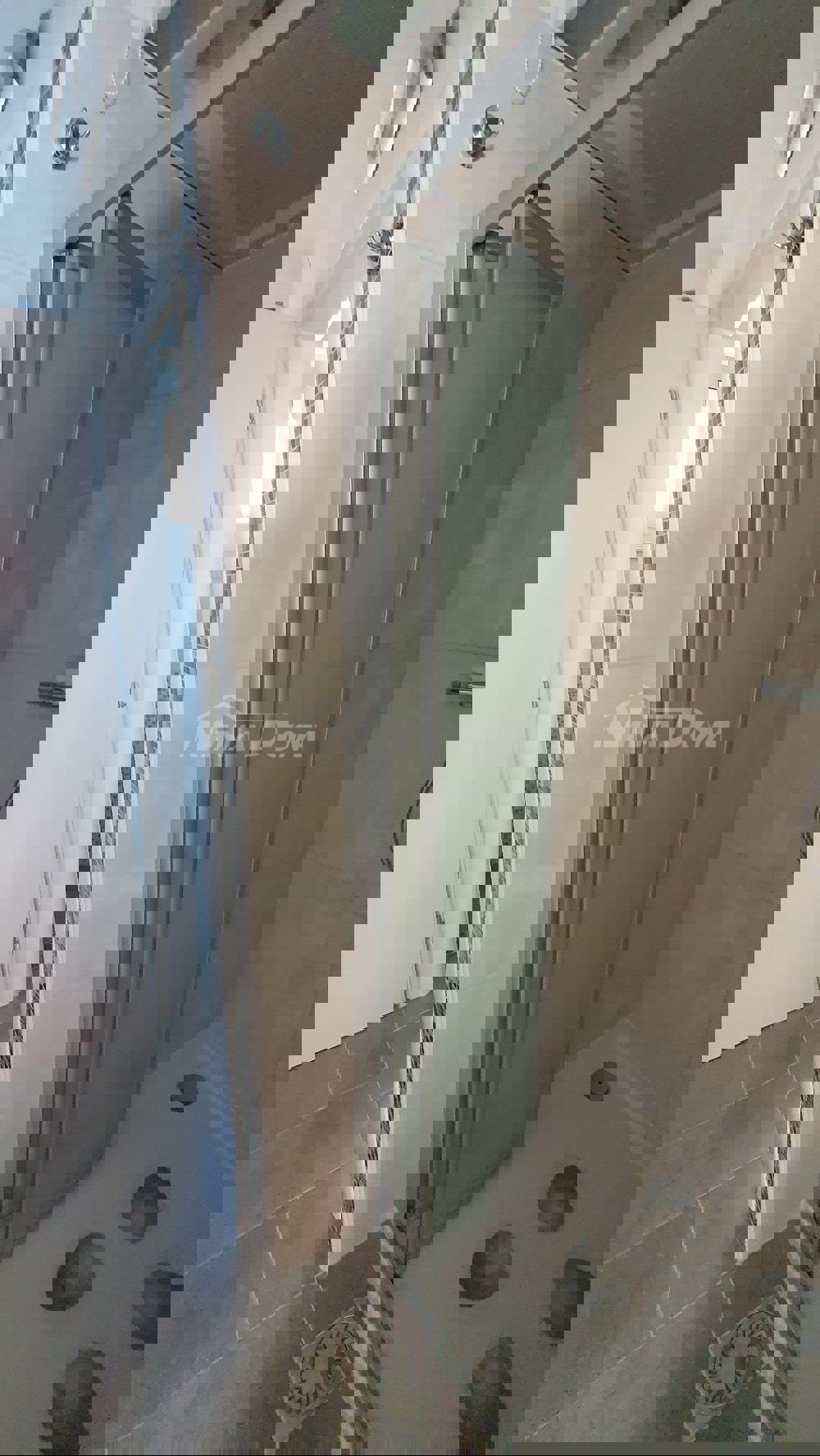 Casa a un piano con galleria, garage e cantina con uno splendido giardino.