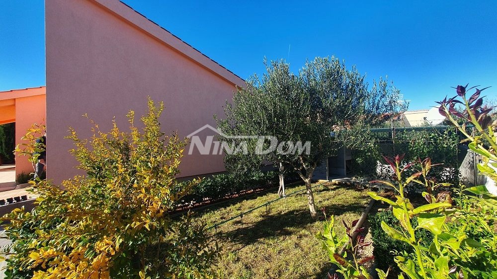 Casa a un piano con galleria, garage e cantina con uno splendido giardino.