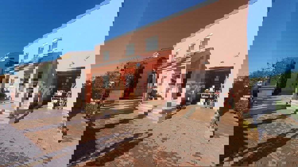 Casa a un piano con galleria, garage e cantina con uno splendido giardino.