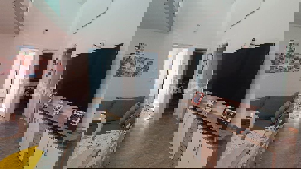 Casa a un piano con galleria, garage e cantina con uno splendido giardino.