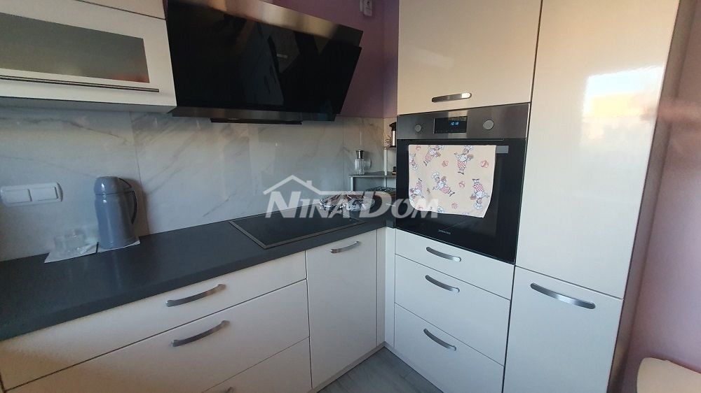 Casa a un piano con galleria, garage e cantina con uno splendido giardino.