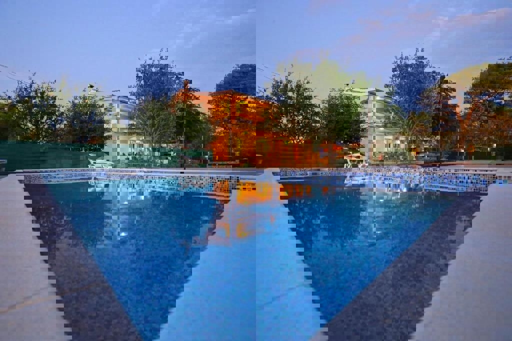 Edificio residenziale e commerciale con ampio giardino e piscina