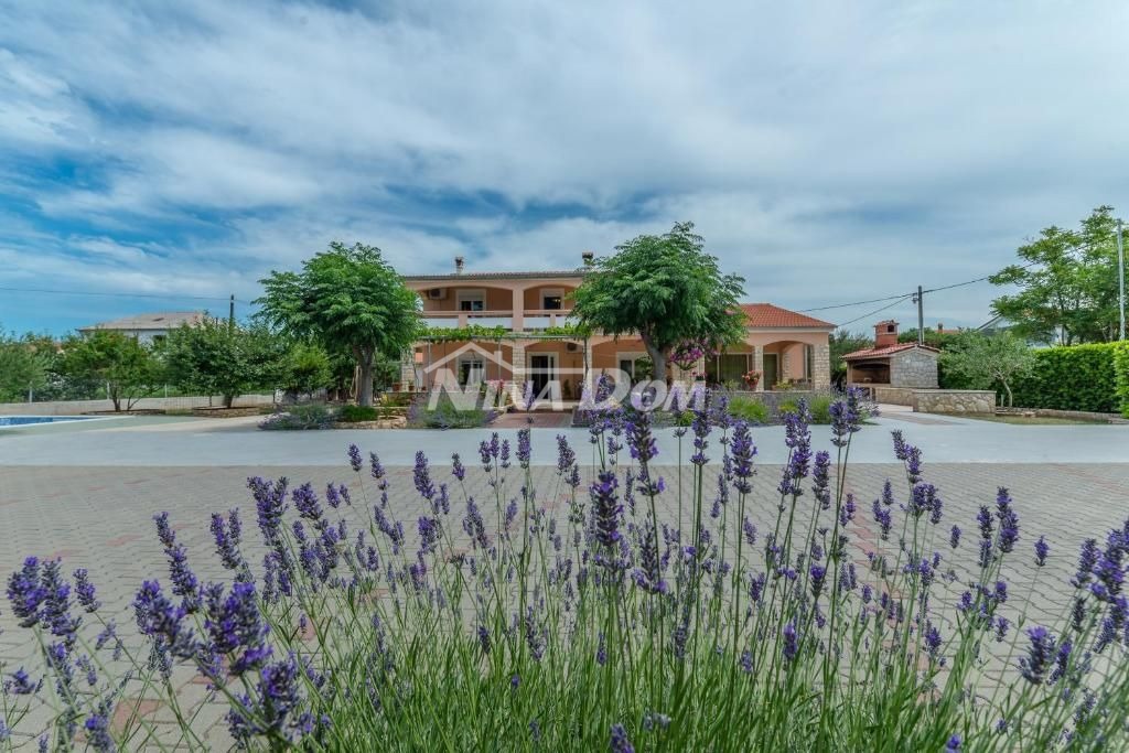 Edificio residenziale e commerciale con ampio giardino e piscina
