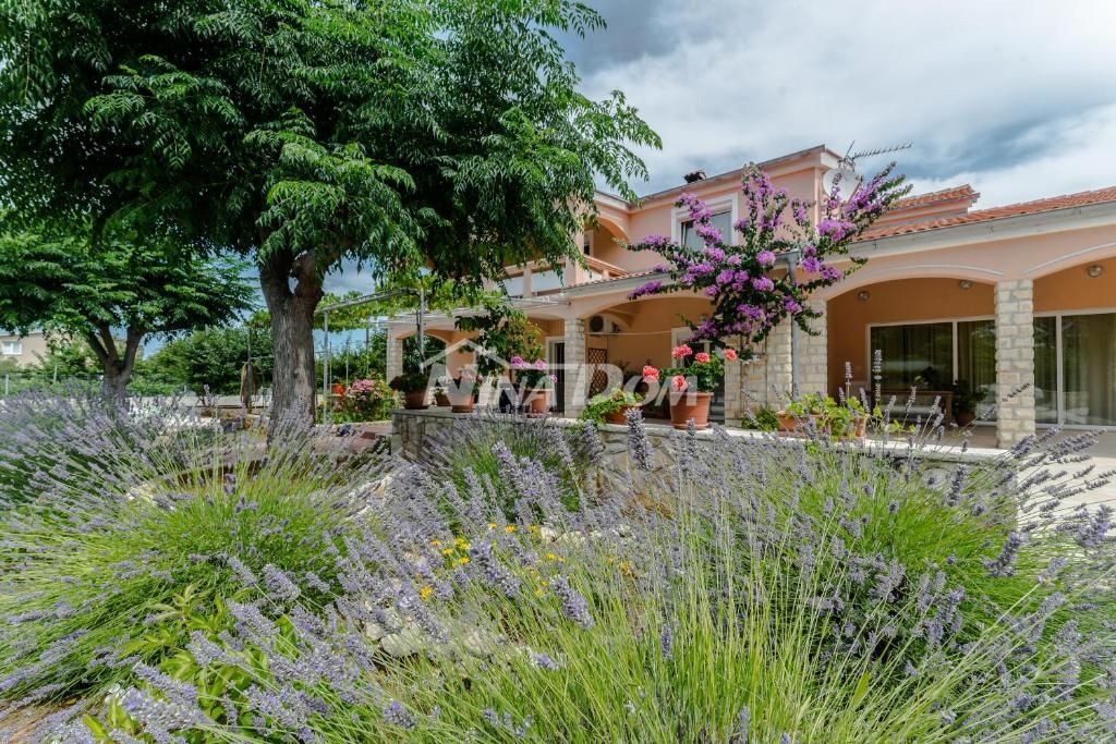 Edificio residenziale e commerciale con ampio giardino e piscina