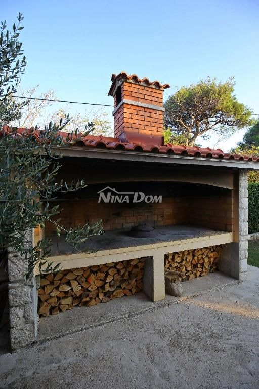 Edificio residenziale e commerciale con ampio giardino e piscina