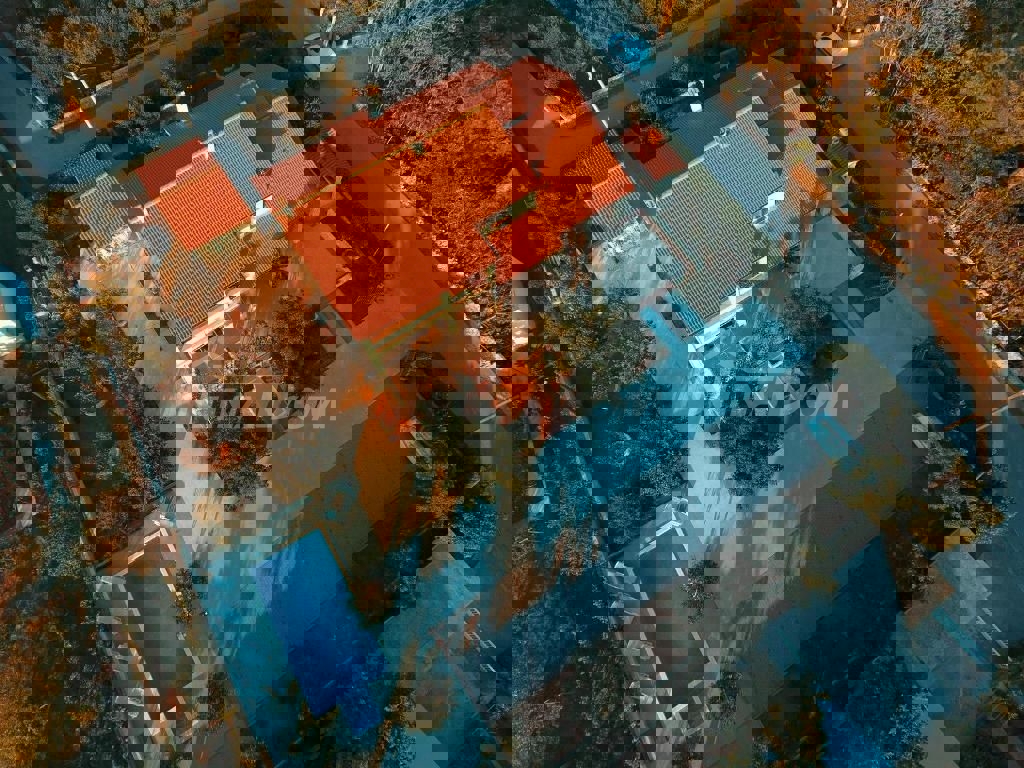 Edificio residenziale e commerciale con ampio giardino e piscina