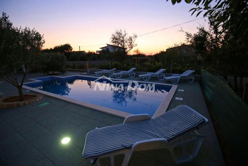 Edificio residenziale e commerciale con ampio giardino e piscina