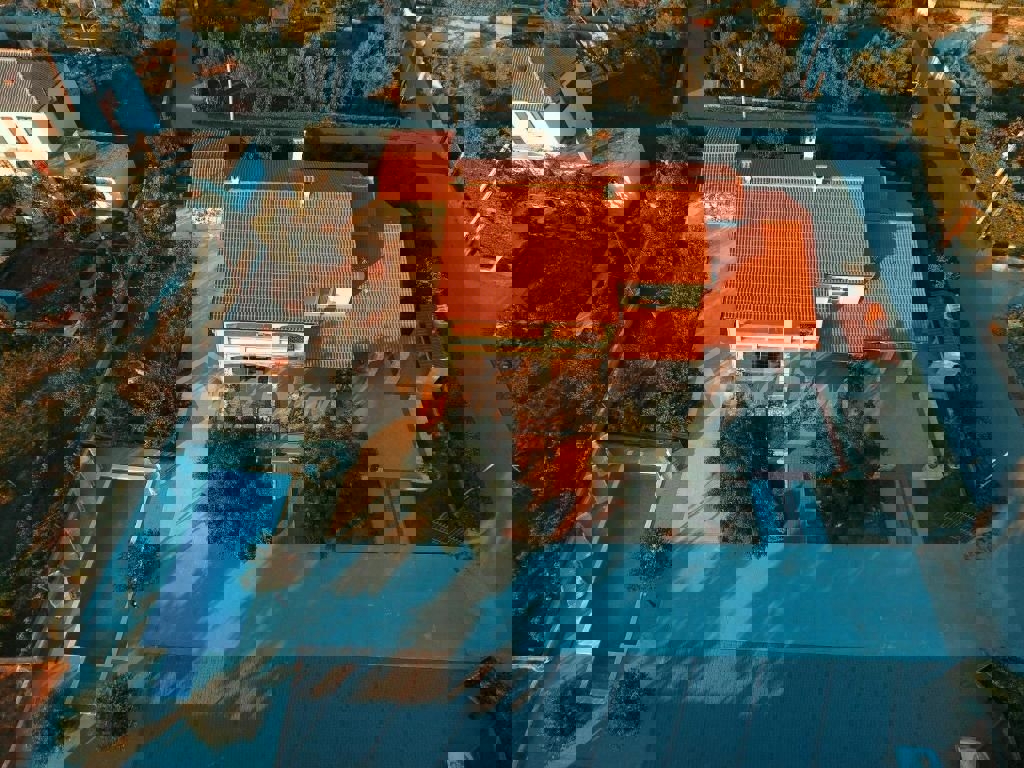 Edificio residenziale e commerciale con ampio giardino e piscina