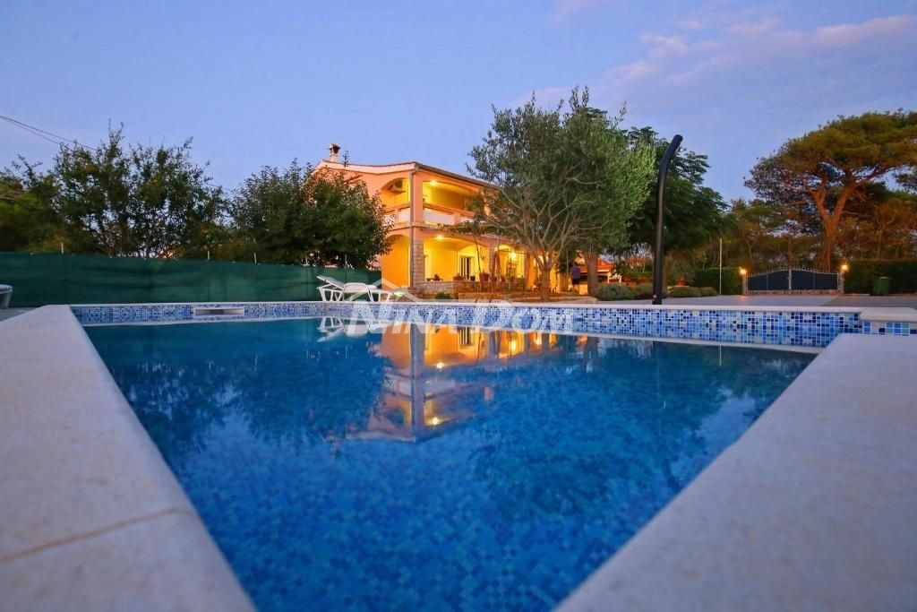 Edificio residenziale e commerciale con ampio giardino e piscina