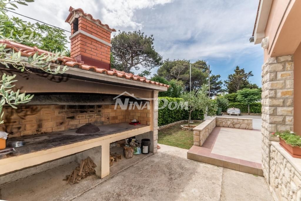 Edificio residenziale e commerciale con ampio giardino e piscina