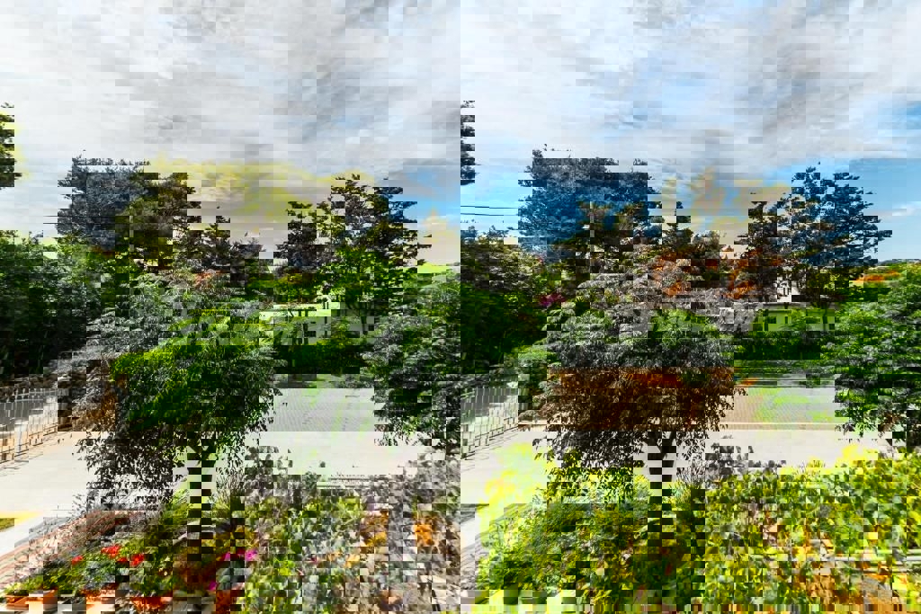 Edificio residenziale e commerciale con ampio giardino e piscina