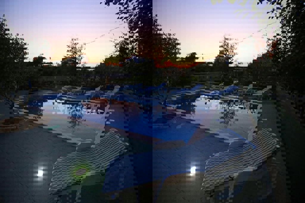 Edificio residenziale e commerciale con ampio giardino e piscina