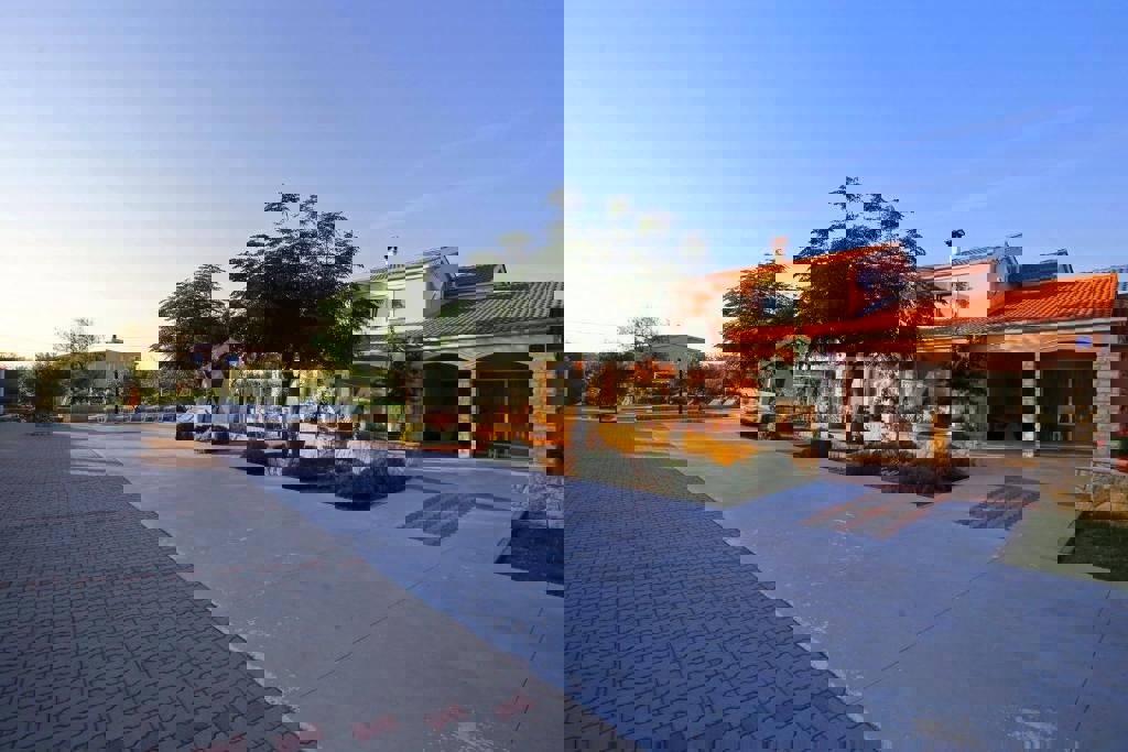 Edificio residenziale e commerciale con ampio giardino e piscina