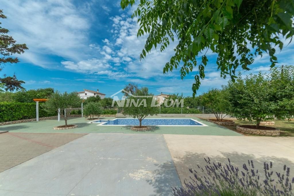 Edificio residenziale e commerciale con ampio giardino e piscina