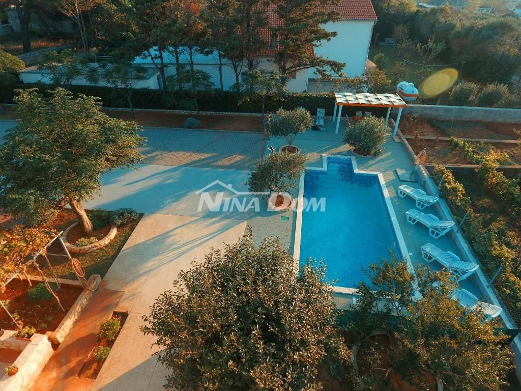 Edificio residenziale e commerciale con ampio giardino e piscina