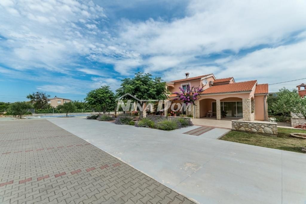 Edificio residenziale e commerciale con ampio giardino e piscina