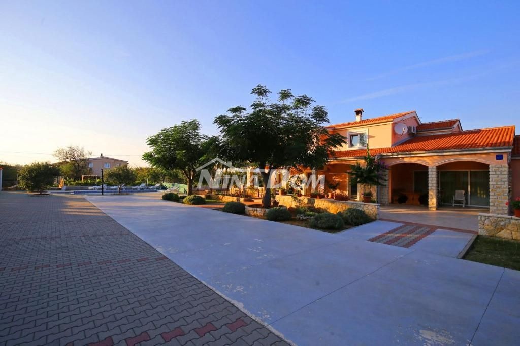 Edificio residenziale e commerciale con ampio giardino e piscina