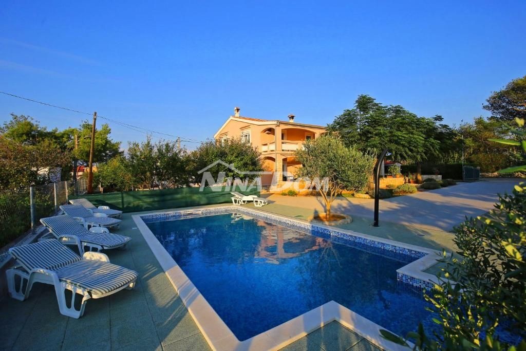 Edificio residenziale e commerciale con ampio giardino e piscina