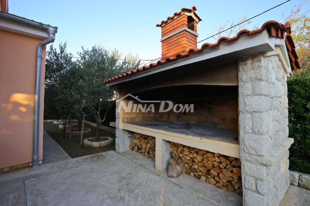 Edificio residenziale e commerciale con ampio giardino e piscina