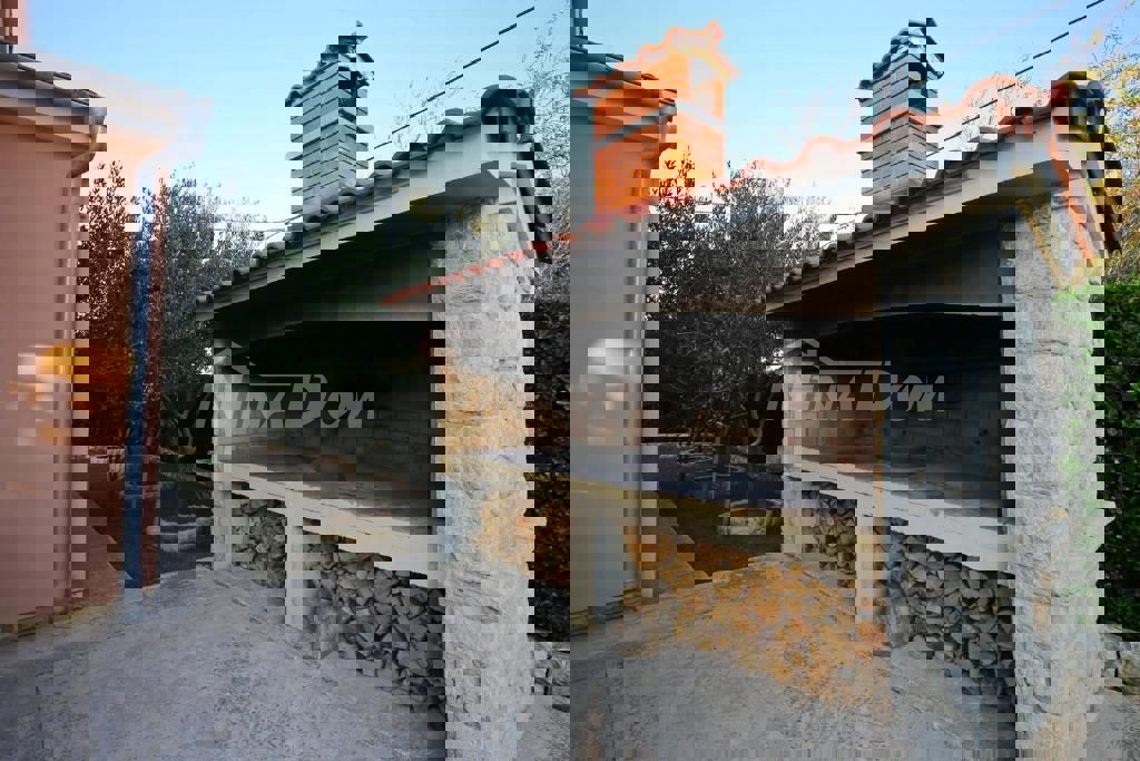 Edificio residenziale e commerciale con ampio giardino e piscina